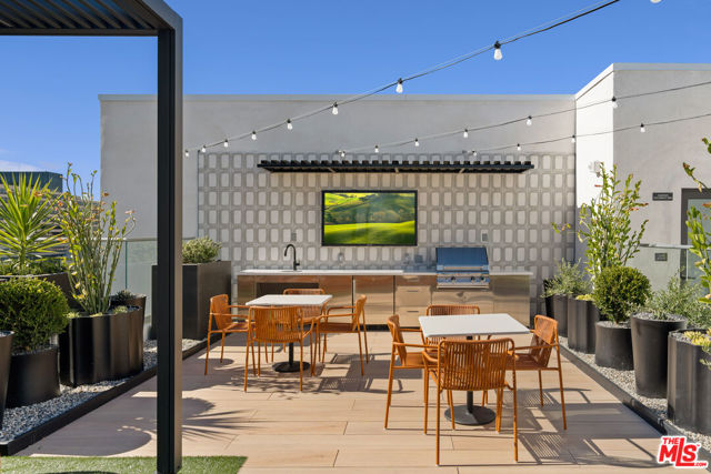 250 E Broadway, Long Beach CA: https://media.crmls.org/mediaz/e527c680-b2b1-4dff-a5dd-1569afaa2f2f.jpg