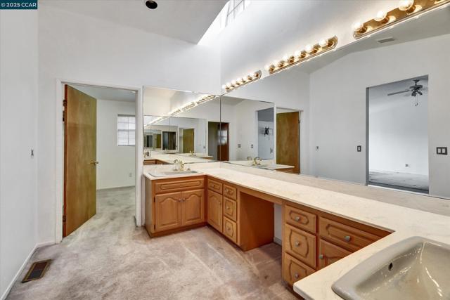 1069 16Th St, Oakland CA: https://media.crmls.org/mediaz/e528eacc-75dd-4619-ab4d-6e9204742169.jpg
