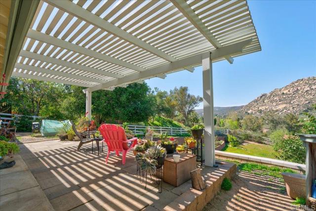 15720 Zeigler Court, Ramona CA: https://media.crmls.org/mediaz/e5297dbb-8405-4d8c-8f5d-4b26b44cd158.jpg