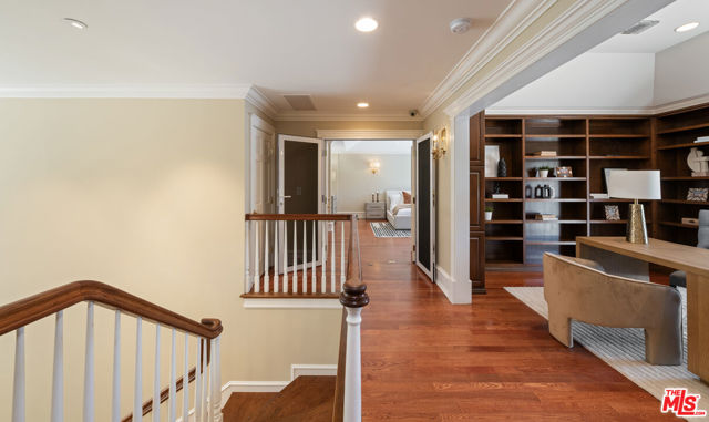 5404 Topeka Drive, Tarzana CA: https://media.crmls.org/mediaz/e529c52c-afc1-42a6-80c1-c3939dd114ca.jpg