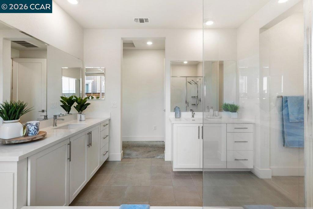 https://media.crmls.org/mediaz/e52aa170-4ee5-4516-9cee-02ec8ebbc24b.jpg?preset=X-Large