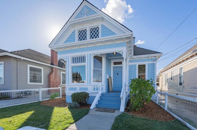 332 Capitol Street, Salinas CA: https://media.crmls.org/mediaz/e52b01c5-6302-4688-b849-9eb0f0113a9e.jpg