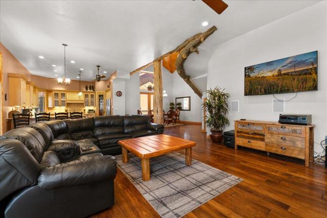 1215 Wolf Creek Court, Big Bear CA: https://media.crmls.org/mediaz/e52b7d80-f851-4227-847b-153472b5b856.jpg