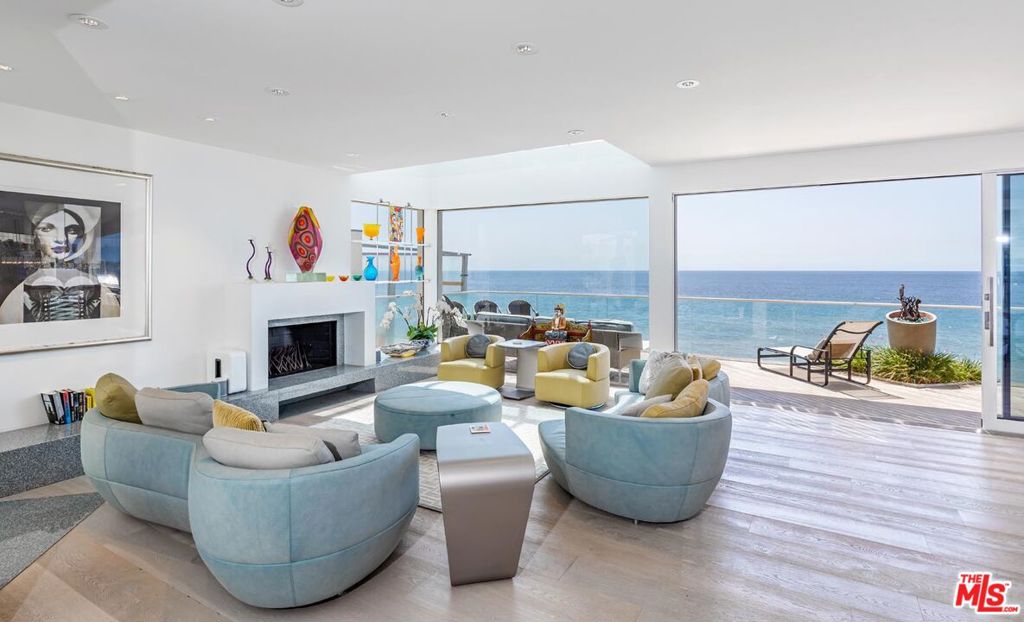 Outdoor/Indoor Living room