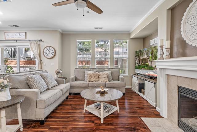 161 W Luna Loca Ln, Mountain House CA: https://media.crmls.org/mediaz/e52dda1c-ef77-4bd4-b12d-8ca7e621fe98.jpg