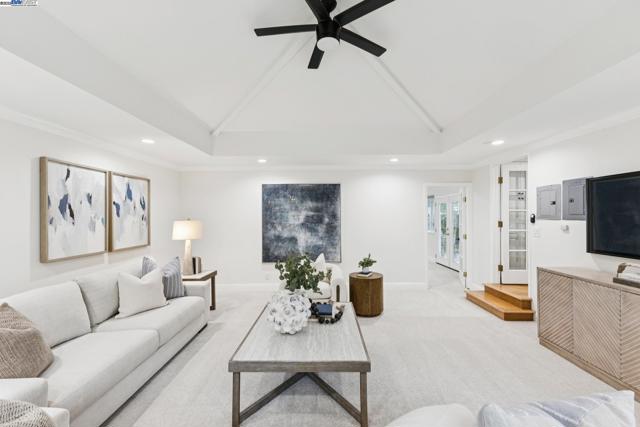 55 Cora Ct, Walnut Creek CA: https://media.crmls.org/mediaz/e52f7212-1320-433e-a306-6fa2f014b628.jpg