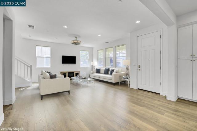 330 Pacifica Dr, Brentwood CA: https://media.crmls.org/mediaz/e5302abd-7c93-4e82-808a-e5b2587a35b3.jpg