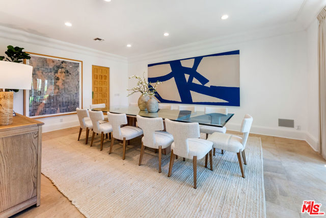 812 N Bedford Drive, Beverly Hills CA: https://media.crmls.org/mediaz/e530307e-a566-4842-b77b-e1f63844485c.jpg