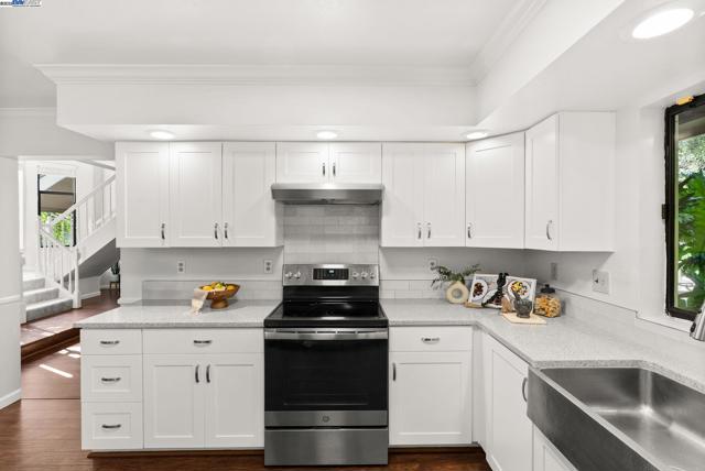 24288 Stacey Ln, Hayward CA: https://media.crmls.org/mediaz/e5310f4f-5dd5-4347-8ad0-c4df747e2f24.jpg