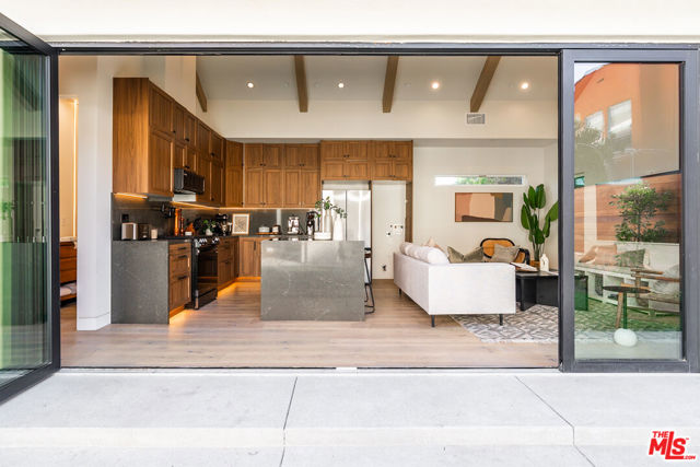 3076 Glenhurst Avenue, Los Angeles CA: https://media.crmls.org/mediaz/e531e508-8c0b-4f60-972c-8fa710444388.jpg