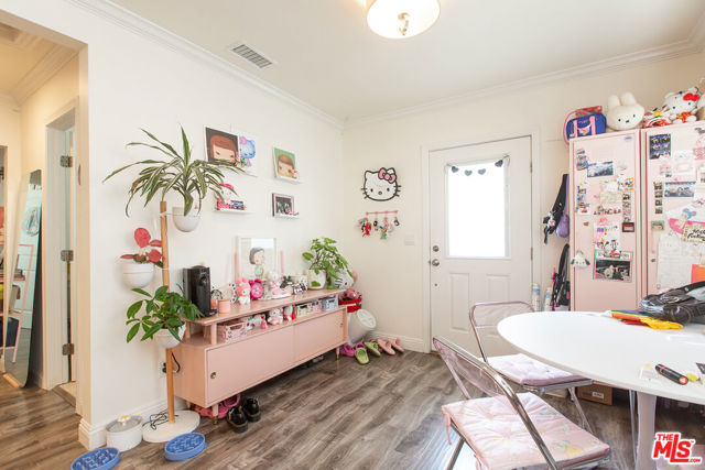 4504 Maplewood Avenue, Los Angeles CA: https://media.crmls.org/mediaz/e5321be1-12a5-4952-8cb5-e87a52c38ae2.jpg