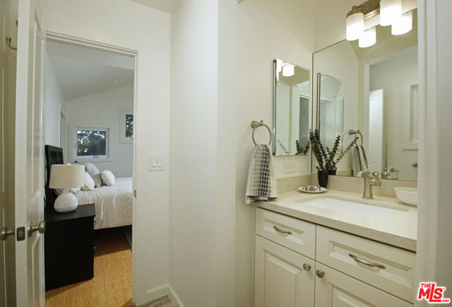 426 S Swall Drive, Beverly Hills CA: https://media.crmls.org/mediaz/e532bd36-fdd7-44e6-a01d-4264f90b5ea5.jpg