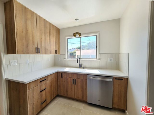 339 N Gardner Street, Los Angeles CA: https://media.crmls.org/mediaz/e5334213-ea41-446d-b777-6281d148c72a.jpg