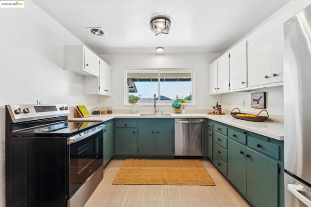 3129 Deseret Dr, Richmond CA: https://media.crmls.org/mediaz/e533461d-0764-4e16-9995-bbf713e7005f.jpg