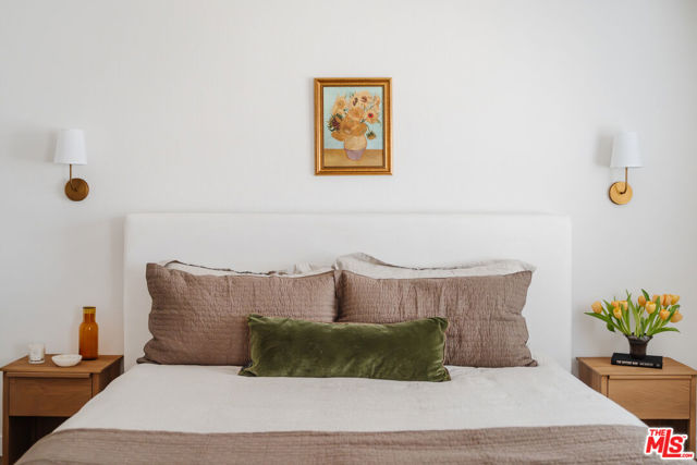 18348 Collins Street, Tarzana CA: https://media.crmls.org/mediaz/e5346ef3-06c6-47b0-88ad-45897a81845e.jpg
