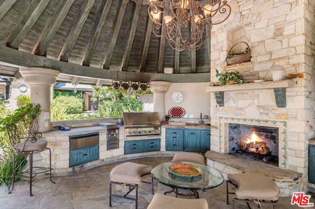 25010 Thousand Peaks Road, Calabasas CA: https://media.crmls.org/mediaz/e5354f98-cc27-4206-b1df-daf99fc91aae.jpg