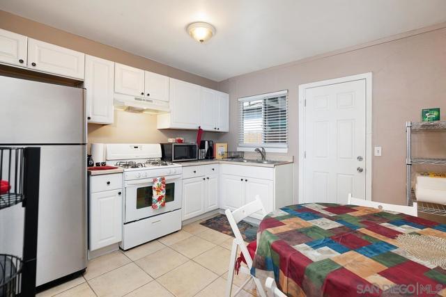 1380 1382 Grove Avenue, Imperial Beach CA: https://media.crmls.org/mediaz/e5372699-eb7d-4086-8e57-0a179e158cf1.jpg