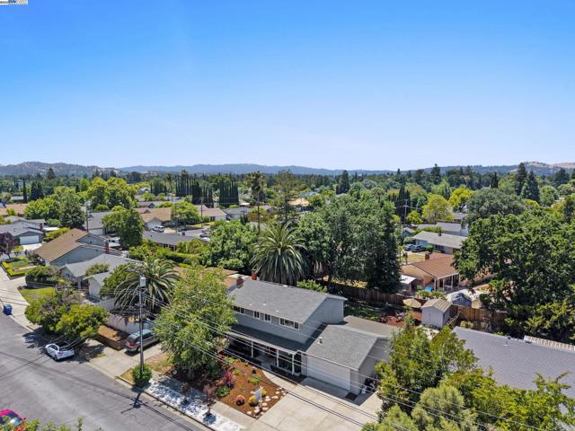 963 Getoun Dr, Concord CA: https://media.crmls.org/mediaz/e53728fb-dadf-4abb-a8da-88b12d99fe66.jpg