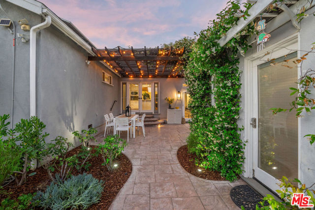 1116 Stanford Street, Santa Monica CA: https://media.crmls.org/mediaz/e537c787-5a74-41c3-85c0-b35ffe9b8ce3.jpg