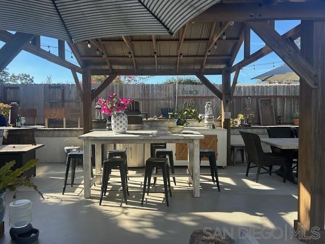 3275 Maezel Ln, Carlsbad CA: https://media.crmls.org/mediaz/e537dba0-8f5a-4d40-8177-00422b55ab3d.jpg