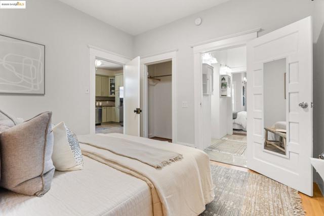 2005 36th Avenue, Oakland CA: https://media.crmls.org/mediaz/e5380c97-3b6f-470b-b454-7449bef07b6a.jpg