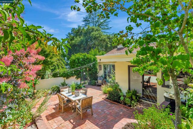 23 El Verano, Orinda CA: https://media.crmls.org/mediaz/e5391d1e-60ed-4397-a20b-18ebcc82cfb9.jpg