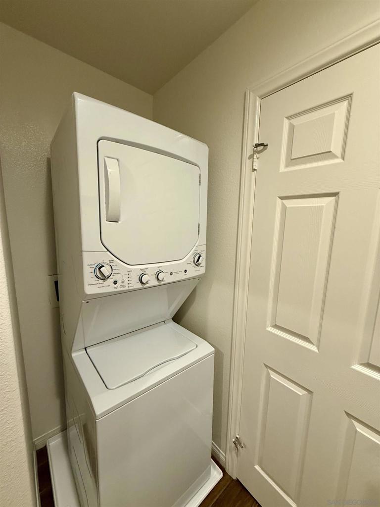 https://media.crmls.org/mediaz/e5398969-2d18-4930-a90c-8b73b59945df.jpg?preset=X-Large