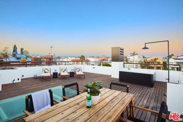 5106 Pacific Avenue, Marina del Rey CA: https://media.crmls.org/mediaz/e53b13c5-fbb7-4b44-b55b-b532c83b7b4d.jpg