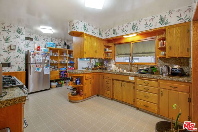 7231 Vanalden Avenue, Reseda CA: https://media.crmls.org/mediaz/e53c75ed-e884-41ae-b371-790e7d68d9d2.jpg