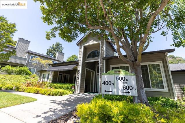 520 Canyon Oaks, Oakland CA: https://media.crmls.org/mediaz/e53cf640-30d4-4adb-9484-f4bc18a97dcd.jpg