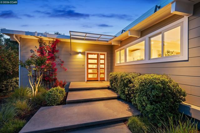 31 Ivy Dr, Orinda CA: https://media.crmls.org/mediaz/e53d0188-36ff-40a4-a915-c5c3678a44c4.jpg