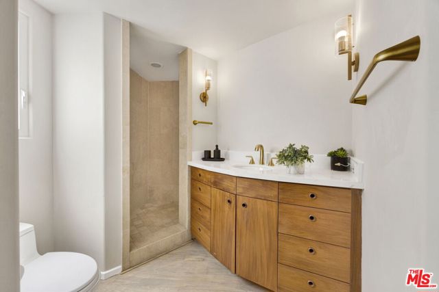 7019 E Seaside Walk, Long Beach CA: https://media.crmls.org/mediaz/e53d47cd-5838-49a2-b8be-4f6646ebe9f3.jpg