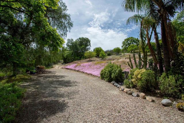 28628 Mountain Meadow Rd, Escondido CA: https://media.crmls.org/mediaz/e53d6442-8082-4c8d-82de-77cff20a143b.jpg
