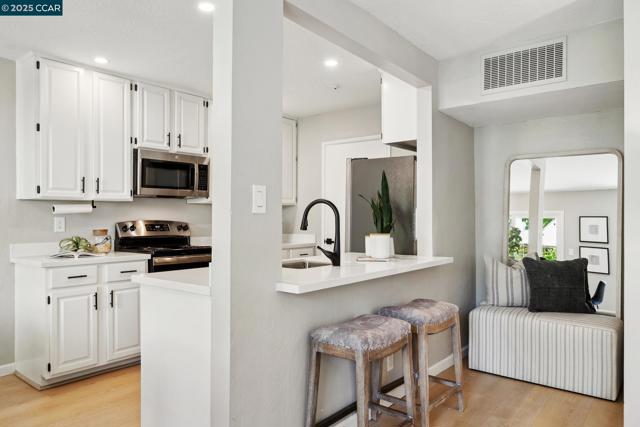 250 Ashley Circle, Danville CA: https://media.crmls.org/mediaz/e53d8244-8adc-48de-8e0c-4306422add23.jpg