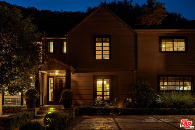 1857 Benedict Canyon Drive, Beverly Hills CA: https://media.crmls.org/mediaz/e53e20d0-3499-44f2-a16e-9a76365f827d.jpg