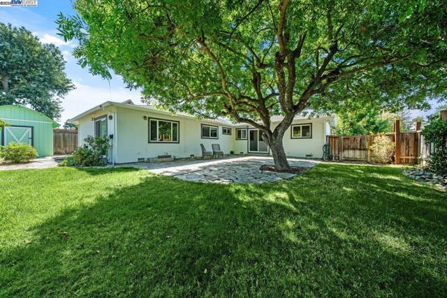1876 Lynwood Dr, Concord CA: https://media.crmls.org/mediaz/e53ec7d9-583b-4aca-a066-42f55bbadef0.jpg