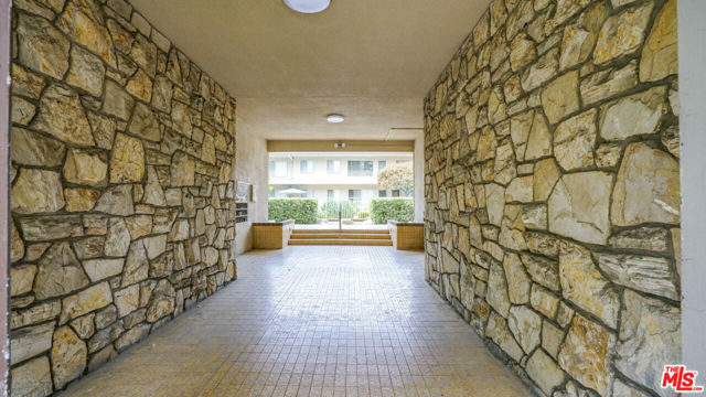 275 S Marengo Avenue, Pasadena CA: https://media.crmls.org/mediaz/e53fdd6b-57f7-46df-9ea8-347896b991b8.jpg