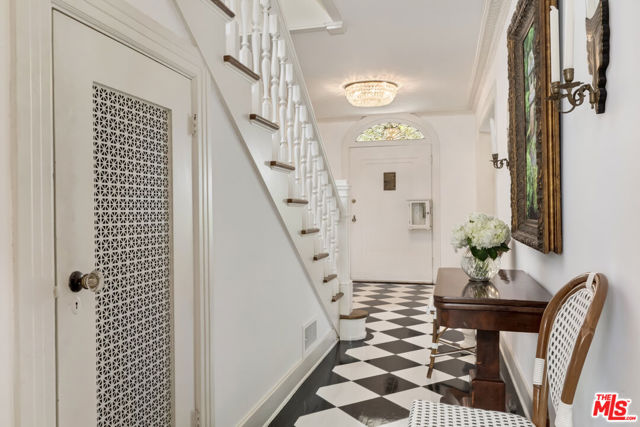 232 N Arden Boulevard, Los Angeles CA: https://media.crmls.org/mediaz/e5400986-f740-4d6a-bd3c-2236b289477c.jpg