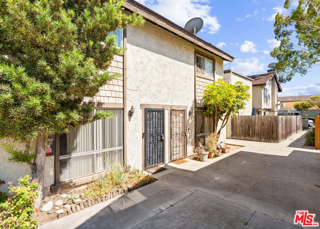 309 Utica Avenue, Huntington Beach CA: https://media.crmls.org/mediaz/e5402e7c-3568-469b-b96d-e10917552ebb.jpg