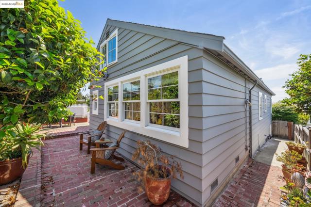 267 Columbia Ave, Kensington CA: https://media.crmls.org/mediaz/e5403b89-de4b-4742-8796-a92b8102b3ff.jpg