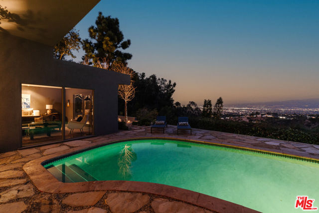 8559 Edwin Drive, Los Angeles CA: https://media.crmls.org/mediaz/e540efd0-3cf7-4340-91be-a94d4f507395.jpg