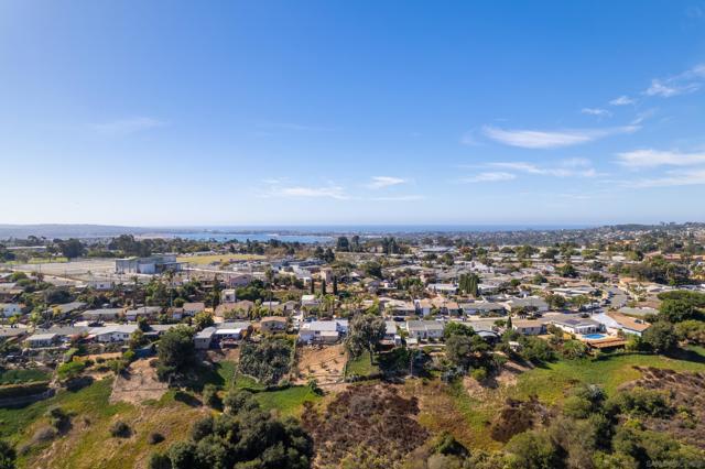 3833 Tomahawk Ln, San Diego CA: https://media.crmls.org/mediaz/e5411d4c-fd7c-45fa-a2f0-47dfb20252c1.jpg