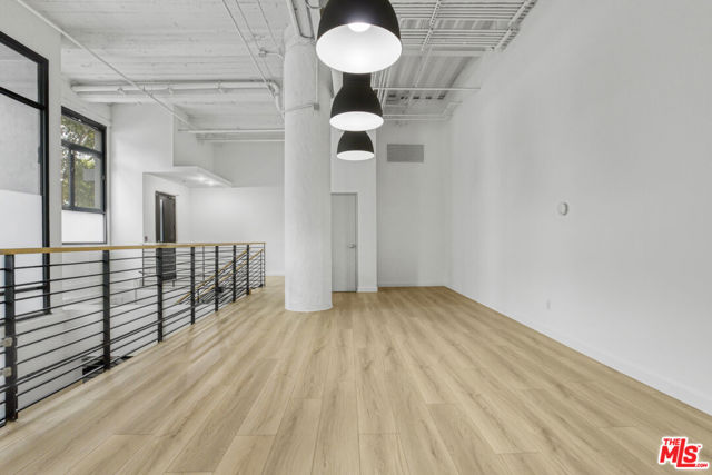 330 W 11th Street, Los Angeles CA: https://media.crmls.org/mediaz/e541526e-e866-453d-8a79-bd2bd2872ac1.jpg
