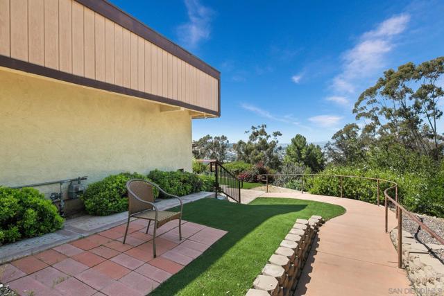 1586 Kimberly Woods Dr, El Cajon CA: https://media.crmls.org/mediaz/e5424e84-cbe2-4dfe-927c-ef768ff377f0.jpg