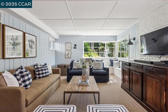 72 Davis Rd, Orinda CA: https://media.crmls.org/mediaz/e54312bd-d38f-4599-8407-742f6de51ceb.jpg