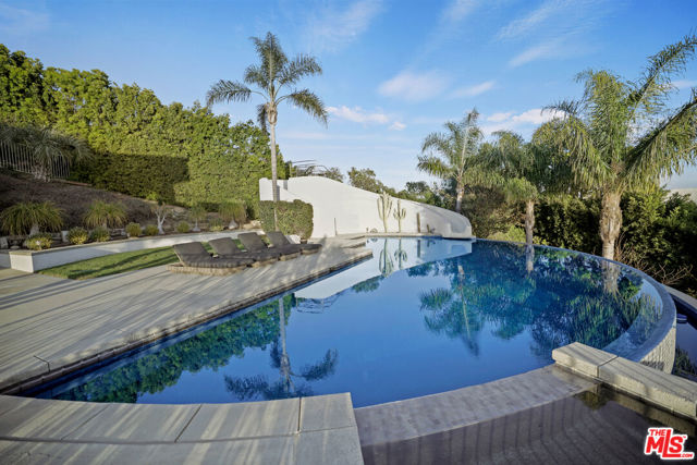 27454 Winding Way, Malibu CA: https://media.crmls.org/mediaz/e54346c4-9825-495c-b356-cdaa5e26c3f6.jpg