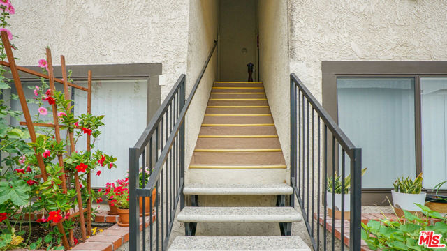 517 Fischer Street, Glendale CA: https://media.crmls.org/mediaz/e54348c6-9929-4e87-bd2c-109f1b555255.jpg