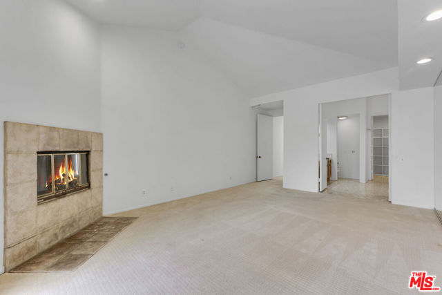 3516 Malibu Country Drive, Malibu CA: https://media.crmls.org/mediaz/e5439a47-fcee-4582-b4ca-098959109794.jpg