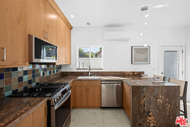 10623 W Olympic Boulevard, Los Angeles CA: https://media.crmls.org/mediaz/e544ff90-9295-4dfa-8233-a0c7927be05a.jpg