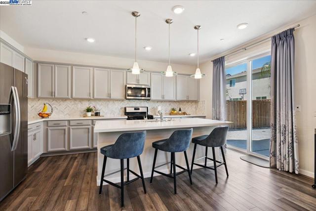 5352 Guenoc Valley Ln, Antioch CA: https://media.crmls.org/mediaz/e545658a-27be-4e0e-a71b-cdd41659d066.jpg
